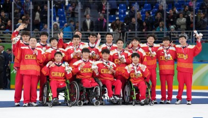 开云体育-冬残奥会——残奥冰球：中国队夺得季军|捷克队|科尔|铜牌|米兰-科尔蒂纳冬残奥会残奥冰球铜牌赛|AC米兰_新浪体育_新浪新闻