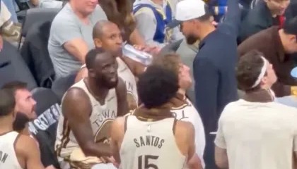 开云体育-美媒晒照：暂停期间库里正在指导追梦，他已进入执教模式